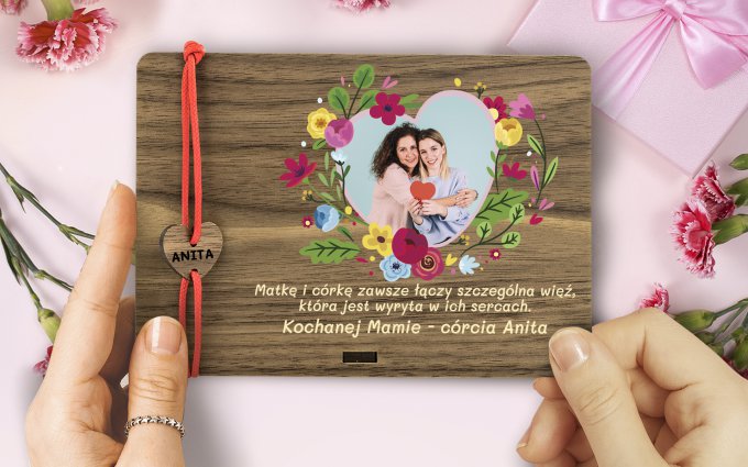 Kartka z bransoletką z personalizacją na prezent na Dzień Matki